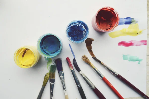 Boyama, boya, Boyama, manzara kağıt, ahşap arka plan üzerinde yaratıcılık için fırçalar — Stok fotoğraf
