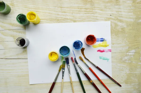 Schilderen, schilderen, borstels voor het schilderen, landschap papier, creativiteit op de houten achtergrond — Stockfoto