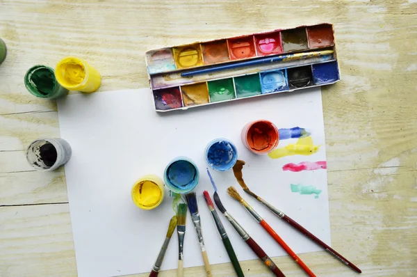 Schilderen, schilderen, borstels voor het schilderen, landschap papier, creativiteit op de houten achtergrond — Stockfoto