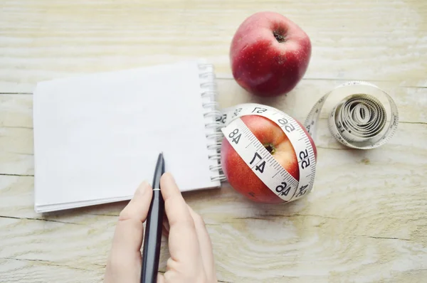 Deportes, fitness, grabación, bloc de notas, concepto de pérdida de peso, dieta, nutrición —  Fotos de Stock