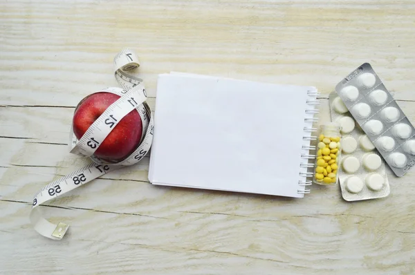 Deportes, fitness, grabación, bloc de notas, concepto de pérdida de peso, dieta, nutrición — Foto de Stock