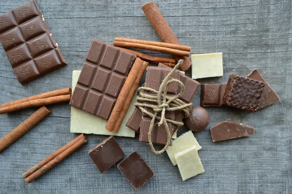 Leite e barras de chocolate branco com canela — Fotografia de Stock