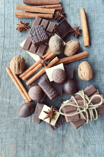 Barrette di cioccolato, caramelle, cannella, noci e ani — Foto Stock