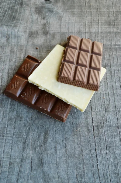 Barras y trozos de chocolate —  Fotos de Stock