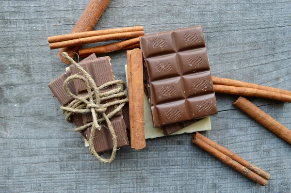 Barrette di cioccolato e pezzi con cannella — Foto Stock