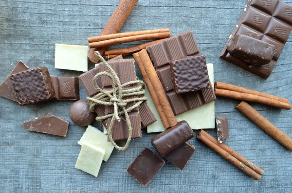Barras de chocolate e peças com canela — Fotografia de Stock