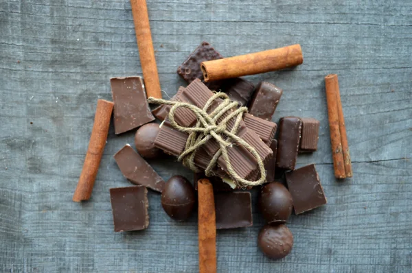 Barras de chocolate y piezas con canela — Foto de Stock