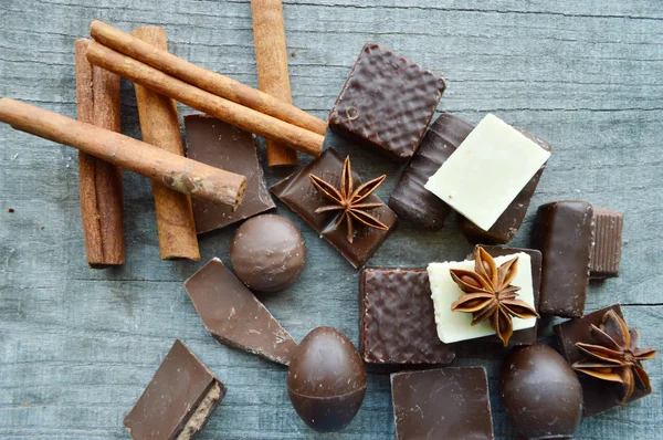 Pezzi di cioccolato assortiti con cannella e anice — Foto Stock