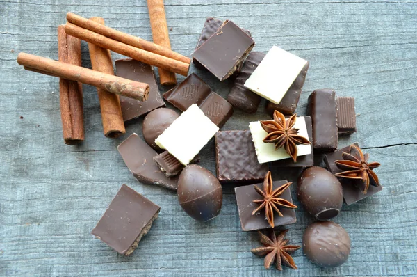 Tarçın ve anason ile çeşitli çikolata parçaları — Stok fotoğraf