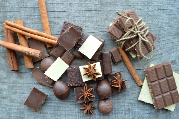 Diverse chokoladestykker med kanel og anis - Stock-foto