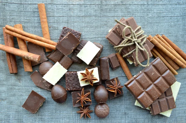 Barras de chocolate, caramelos, canela, anís y granos de café — Foto de Stock