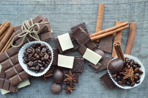 巧克力、 糖果、 肉桂、 茴香和咖啡豆 — 图库照片