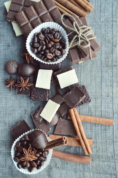 Barras de chocolate, doces, canela, anis e grãos de café — Fotografia de Stock