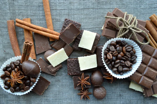 Barras de chocolate, caramelos, canela, anís y granos de café — Foto de Stock