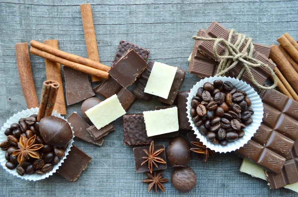 巧克力、 糖果、 肉桂、 茴香和咖啡豆 — 图库照片