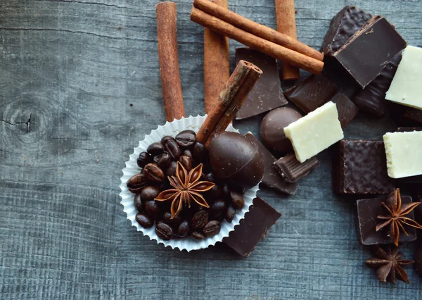 Chokladkakor, godis, kanel, anis och kaffebönor — Stockfoto