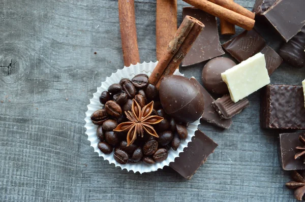 Chokladkakor, godis, kanel, anis och kaffebönor — Stockfoto