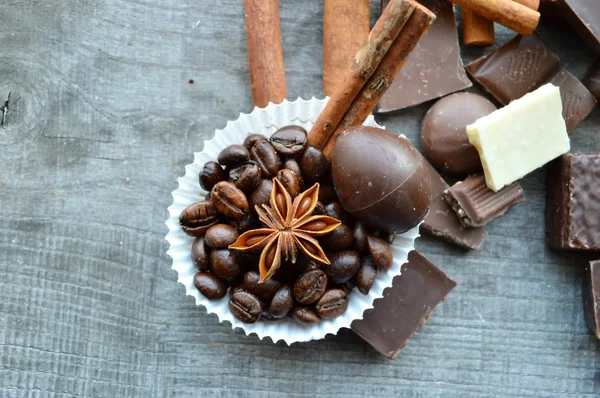 Chocolate bars, candies, cinnamon, anis and coffee beans — Stock Photo, Image