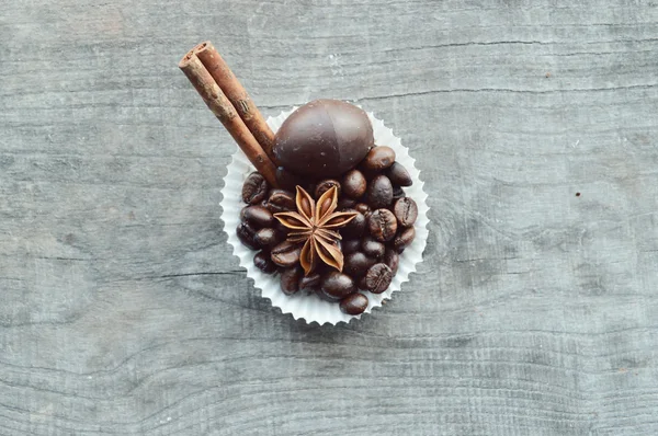 Шоколадные батончики, конфеты, корица, анисы и кофейные зёрна — стоковое фото