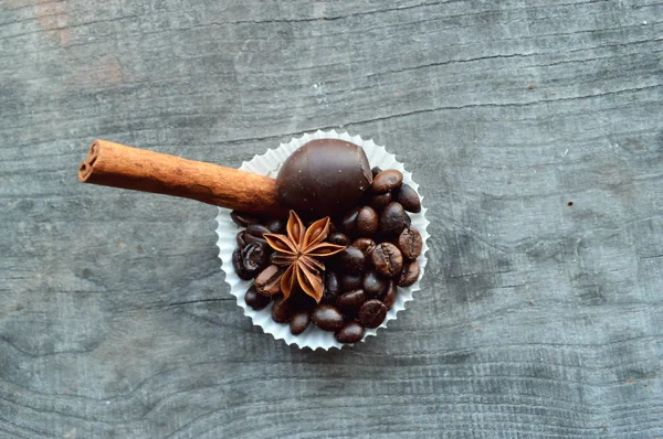 Çikolata, şeker, tarçın, ANIS ve kahve çekirdekleri — Stok fotoğraf