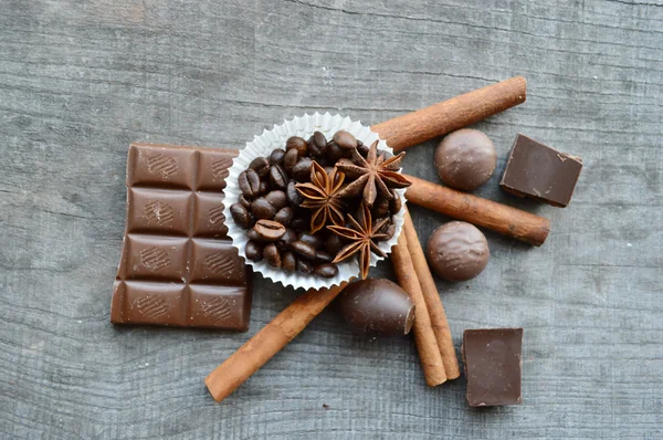 チョコレート、キャンディー、シナモン、アニス、コーヒー豆 — ストック写真