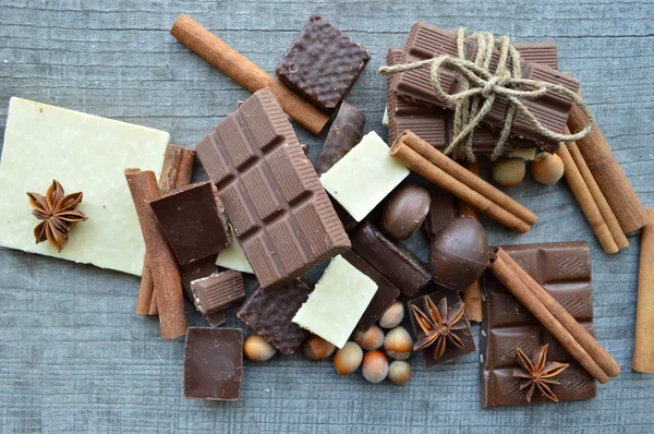 Chokolade barer, slik, kanel, nødder og anis - Stock-foto