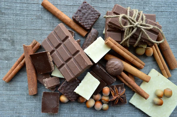 巧克力、 糖果、 肉桂、 坚果和尼斯 — 图库照片