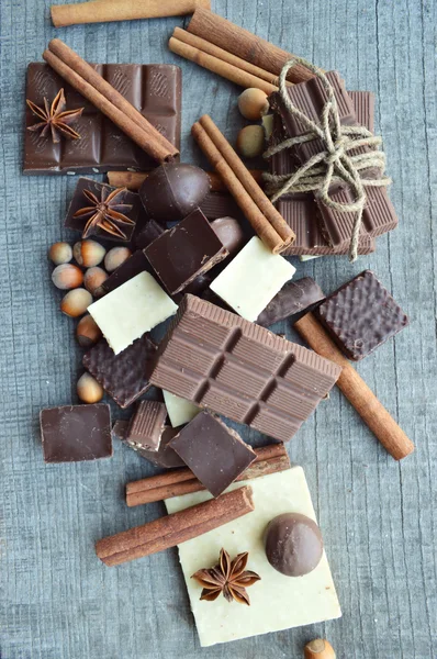 Barras de chocolate, doces, canela, nozes e anis — Fotografia de Stock
