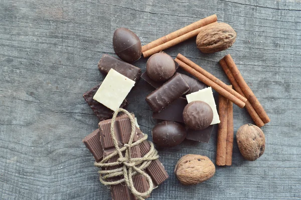 巧克力、 糖果、 肉桂和坚果 — 图库照片