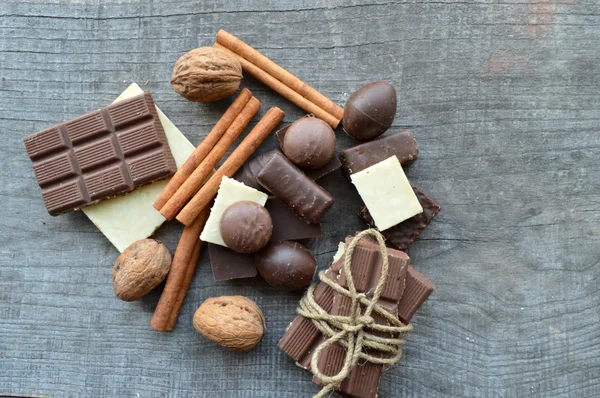 Barrette di cioccolato, caramelle, cannella e noci — Foto Stock