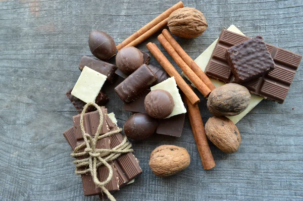 Çikolata, şeker, tarçın ve fındık — Stok fotoğraf