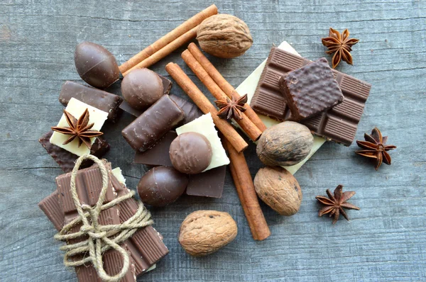 Barras de chocolate, caramelos, canela, nueces y anís —  Fotos de Stock