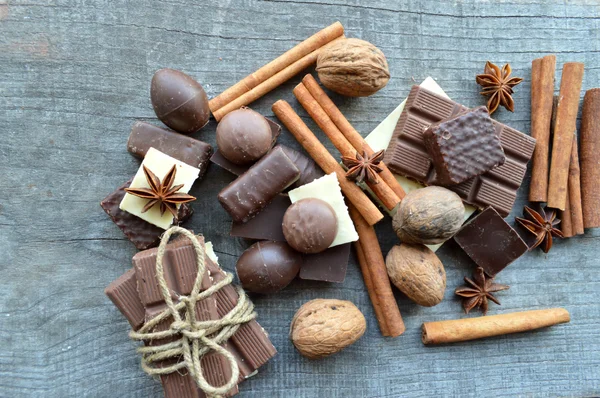 Barrette di cioccolato, caramelle, cannella, noci e ani — Foto Stock