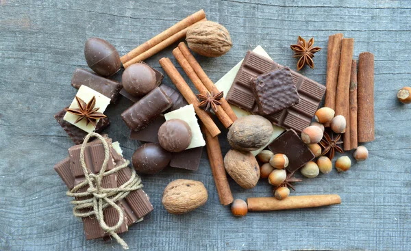 Barrette di cioccolato, caramelle, cannella, noci e ani — Foto Stock