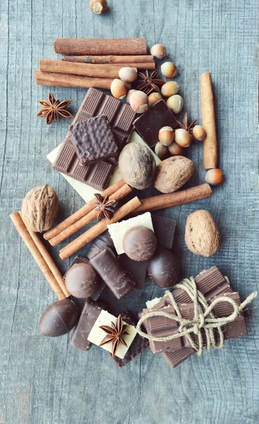 Bare de ciocolată, bomboane, scorțișoară, nuci și anis — Fotografie, imagine de stoc