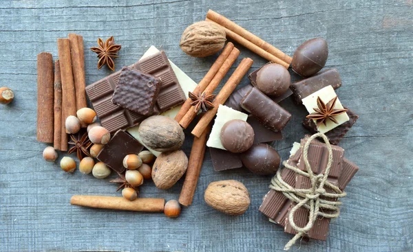 Barras de chocolate, caramelos, canela, nueces y anís —  Fotos de Stock