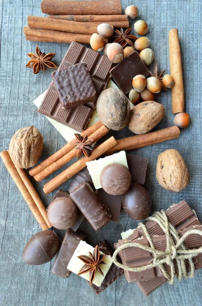 Різні шматочки шоколаду та кориці з горіхами та анісом — стокове фото