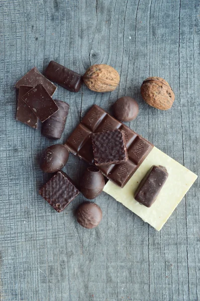 Различные кусочки шоколада и орехов — стоковое фото