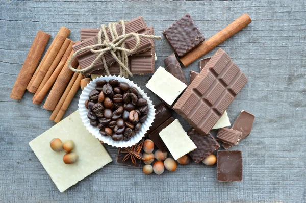 Vari pezzi di cioccolato e cannella con noci e anice con chicchi di caffè — Foto Stock