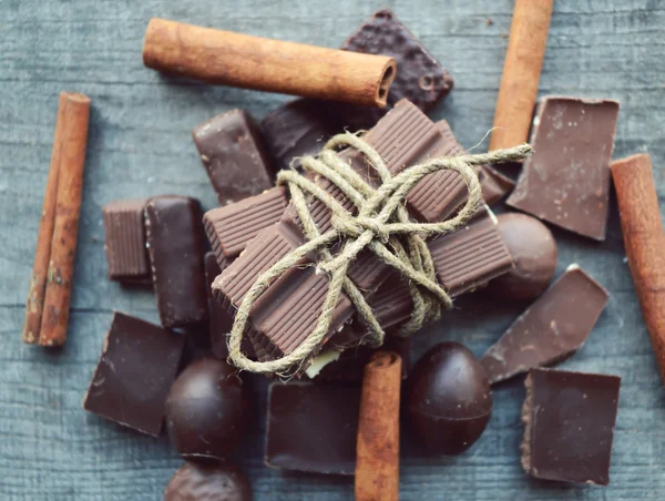 Vários pedaços de chocolate e canela — Fotografia de Stock