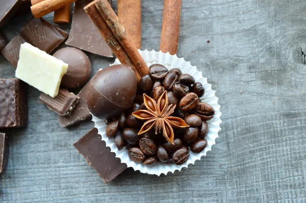 Vari pezzi di cioccolato e cannella con chicchi di caffè — Foto Stock