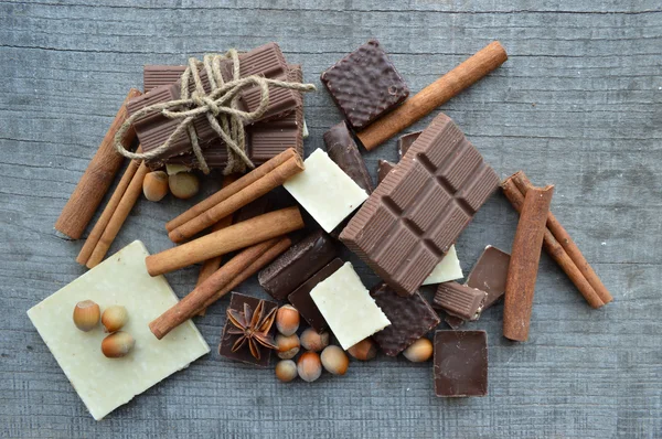 Vari pezzi di cioccolato e noci con cannella e anice — Foto Stock