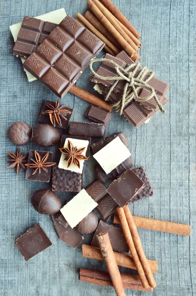 Olika bitar av choklad och kanel med anis — Stockfoto