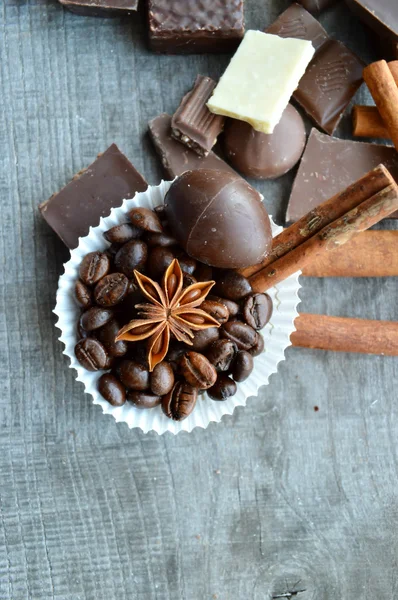 Çikolata ve kahve çekirdekleri ile tarçın çeşitli parçalar — Stok fotoğraf