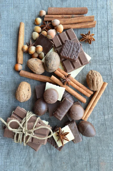 Vari pezzi di cioccolato e noci con cannella e anice — Foto Stock