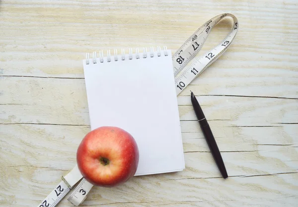 Deportes, fitness, grabación, bloc de notas, concepto de pérdida de peso, dieta, nutrición — Foto de Stock