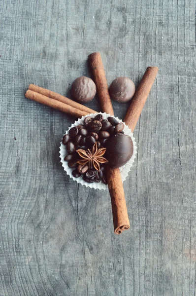 Bar van chocolade, koffiebonen, hazelnoten, walnoten, kaneel, koriander, specerijen .chocolate bar, bars candy, verschillende chocolade snoep op een houten background.big keuze van verschillende snoep — Stockfoto