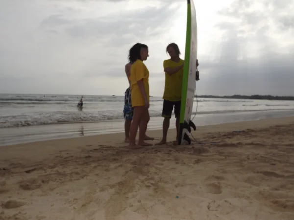 Instructor teaches woman how to surf — Stock Photo, Image