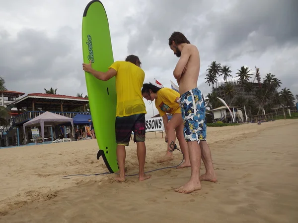 Instructor teaches woman how to surf — Stock Photo, Image