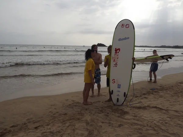 Instructeur enseigne à la femme comment surfer — Photo